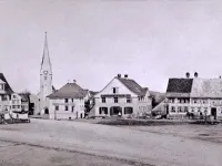 Alte Kirche Amriswil um 1890 — mit ursprünglichem Turmspitz. Im Vordergrund der beizengekränzte Marktplatz, "Suufring" genannt.