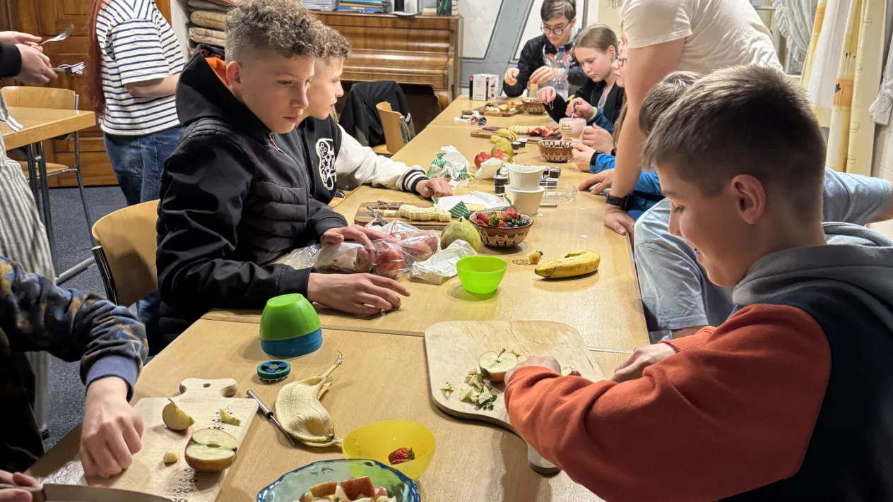 Teenies Erlebnisprogramm beim Kochen (Foto: Willy Ramazani) Teenies Erlebnisprogramm beim Kochen (Foto: Willy Ramazani)
