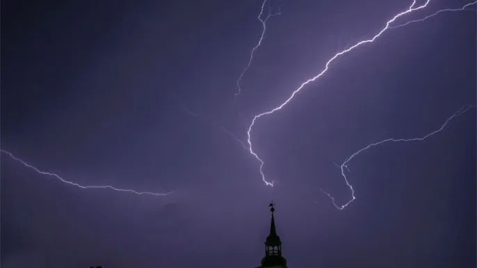 Kirche_Gewitter (Foto: Michael Ziegler) Kirche_Gewitter (Foto: Michael Ziegler)