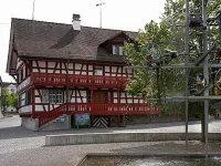 Altes Pfarrhaus mit Brunnen (Foto: Jakob Br&uuml;schweiler)
