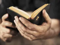 Bibel lesen (Foto: Bernhard Nauli)