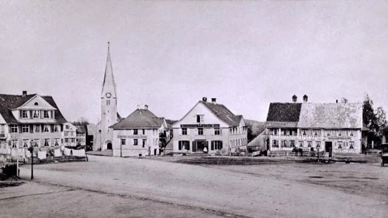Alte Kirche Amriswil um 1890 (Foto: Jakob Brüschweiler) Alte Kirche Amriswil um 1890 — mit ursprünglichem Turmspitz. Im Vordergrund der beizengekränzte Marktplatz, "Suufring" genannt. (Foto: Jakob Brüschweiler)