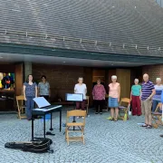 33_Chor vor Kirche Oberaach (Willi Hausammann)